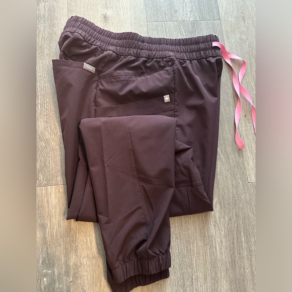 Women’s Dark Fig Scrub Set - Catarina Scrub Top and Alexandria Joggers - Picture 6 of 8